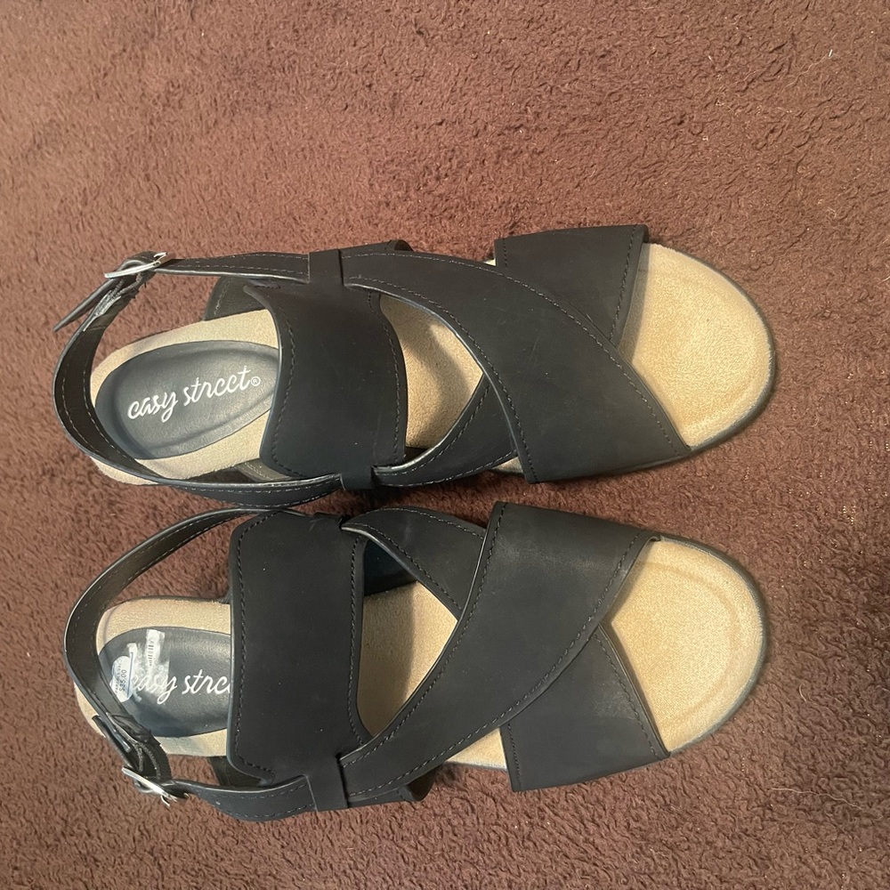 Easy Street Women's Black and Tan Sandals
